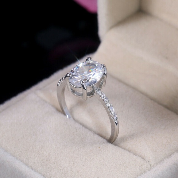 . Jewelry - Beautiful 925 Silver Filled White Sapphire Ring